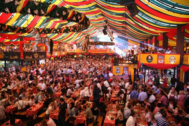 Bier, lederhosens en dirndls: Het oktoberfest barst dit weekend los in München