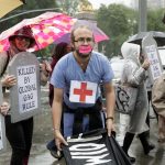 Hoe Trumps beleid wereldwijd toegang tot anticonceptie en abortuszorg blokkeert