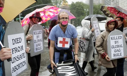 Hoe Trumps beleid wereldwijd toegang tot anticonceptie en abortuszorg blokkeert
