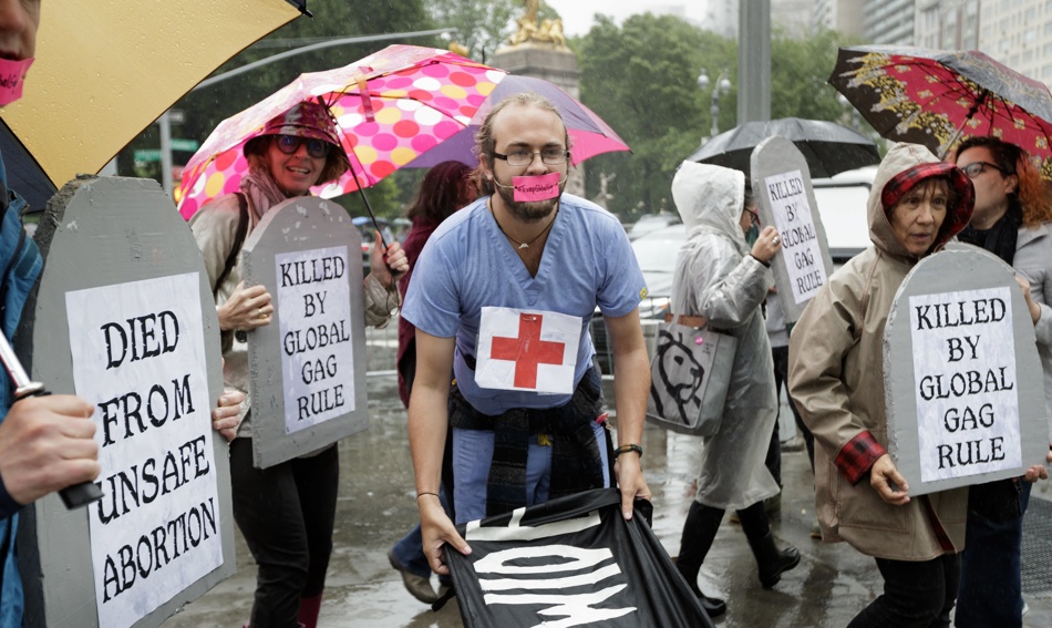 Hoe Trumps beleid wereldwijd toegang tot anticonceptie en abortuszorg blokkeert