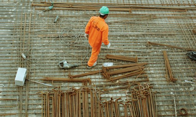 Fact-Check: Kim de Witte beweert “Wie zijn leven lang zwaar werk doet, leeft gemiddeld 6 tot 9 jaar minder lang dan een minister.” 