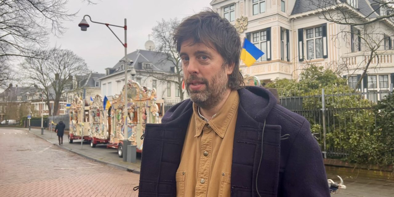 Draaiorgels zorgen voor oorverdovend protest bij Russische ambassade