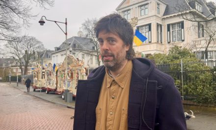 Draaiorgels zorgen voor oorverdovend protest bij Russische ambassade