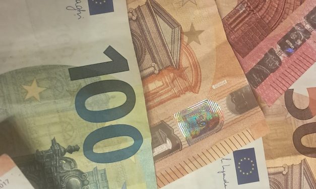 Hoe worden lokale politieke partijen gefinancierd?