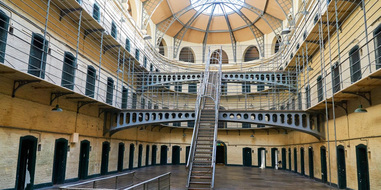 Overvolle gevangenissen vs. lege cellen verhuren
