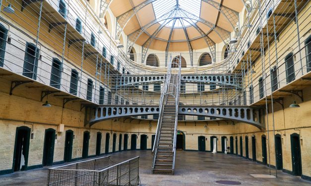 Overvolle gevangenissen vs. lege cellen verhuren