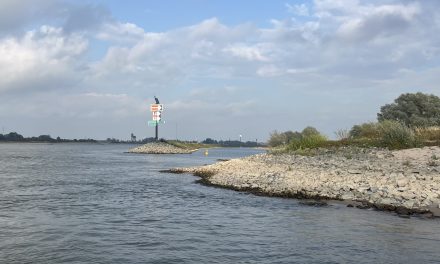 Lage waterstand op De IJssel zorgt voor problemen voor scheepvaart en vervoer