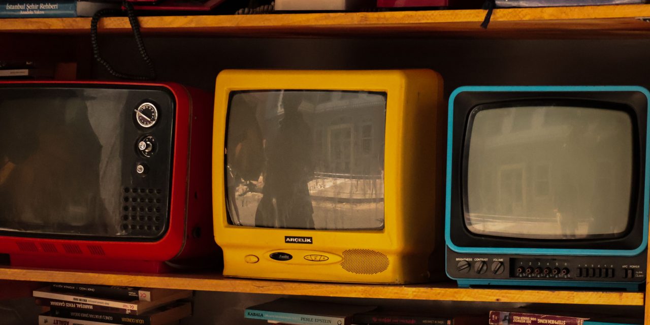 Factcheck: Is televisie steeds meer behang geworden?