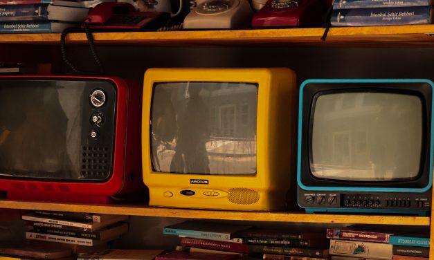 Factcheck: Is televisie steeds meer behang geworden?