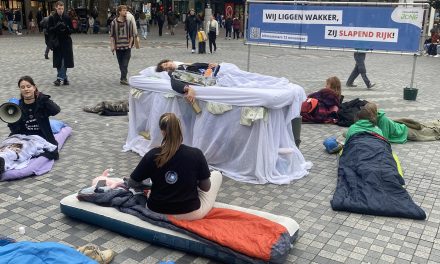 Klimaatprotest op Vredenburgplein in Utrecht; ‘zij liggen wakker, wij slapend rijk’