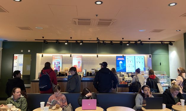 Toenemend gebruik van Engelse taal in de Starbucks op Utrecht Centraal