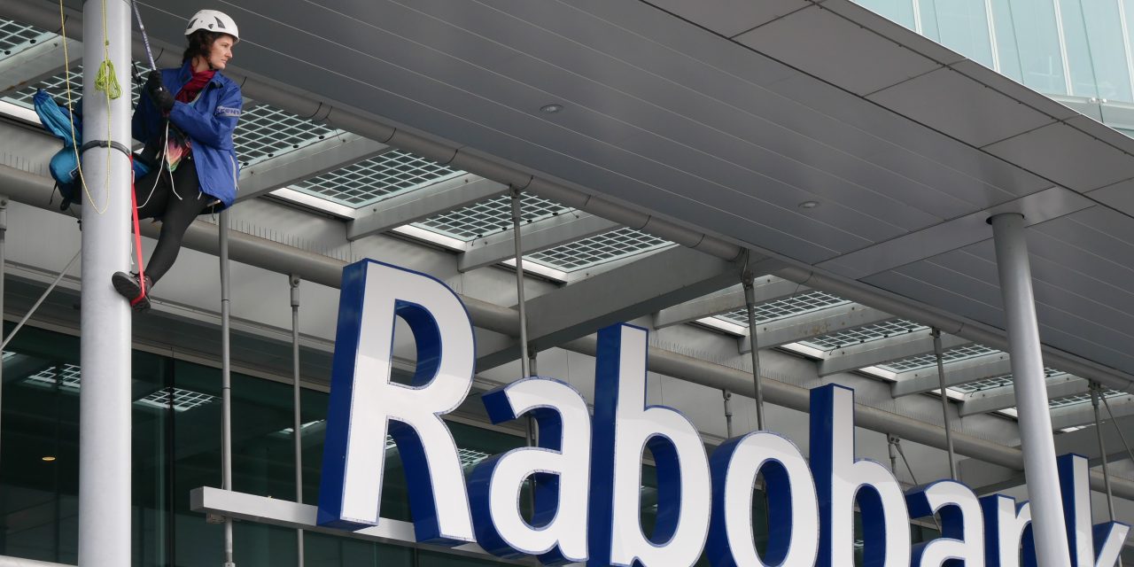 Extinction Rebellion blokkeert hoofdkantoor Rabobank