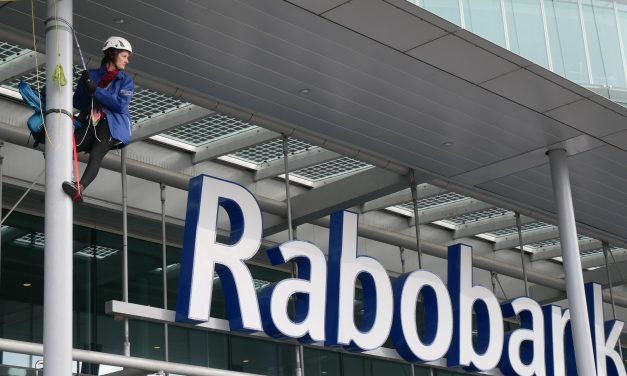 Extinction Rebellion blokkeert hoofdkantoor Rabobank
