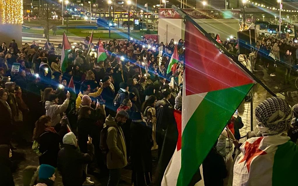Lichtjesmars voor Palestina verlicht de straten van Utrecht: ‘We moeten nu in actie komen’