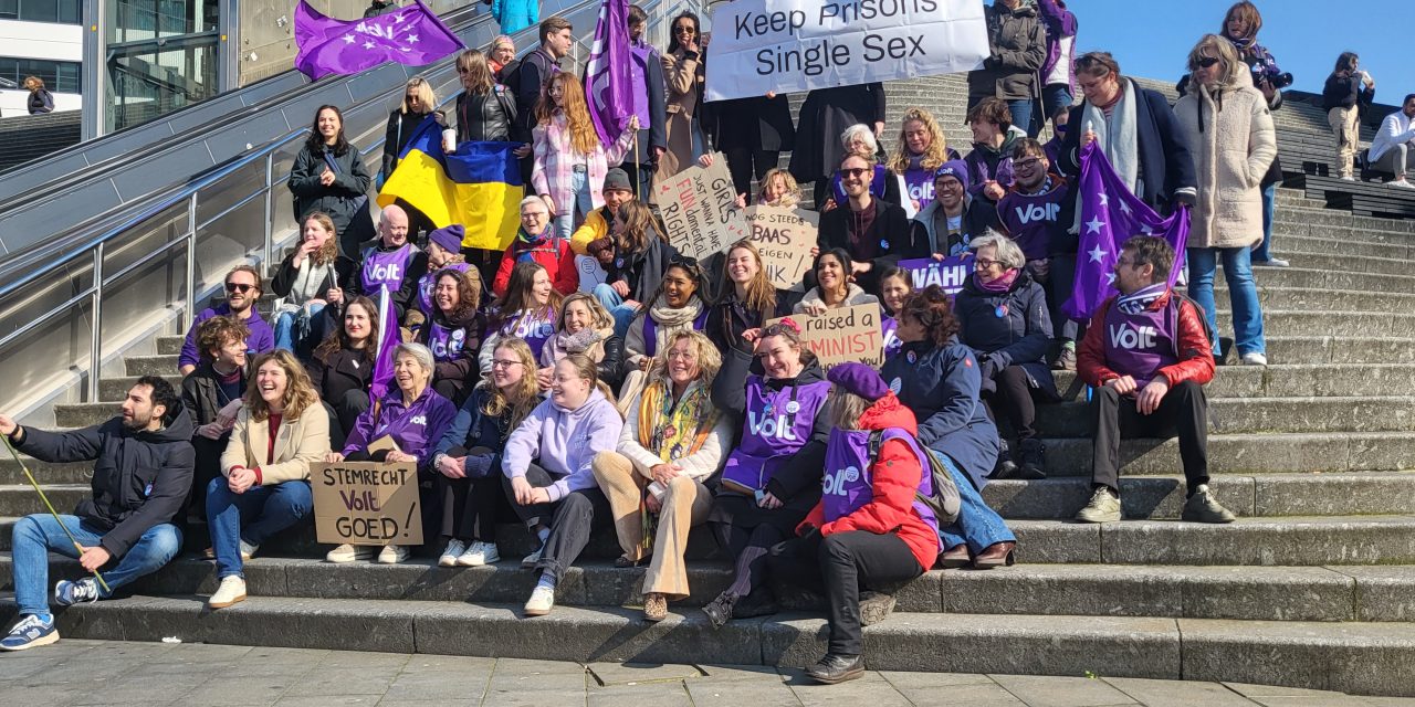 Vrouwenmars met honderd deelnemers in de binnenstad van Utrecht