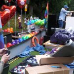 De pride-paradeboten worden achter de schermen opgebouwd
