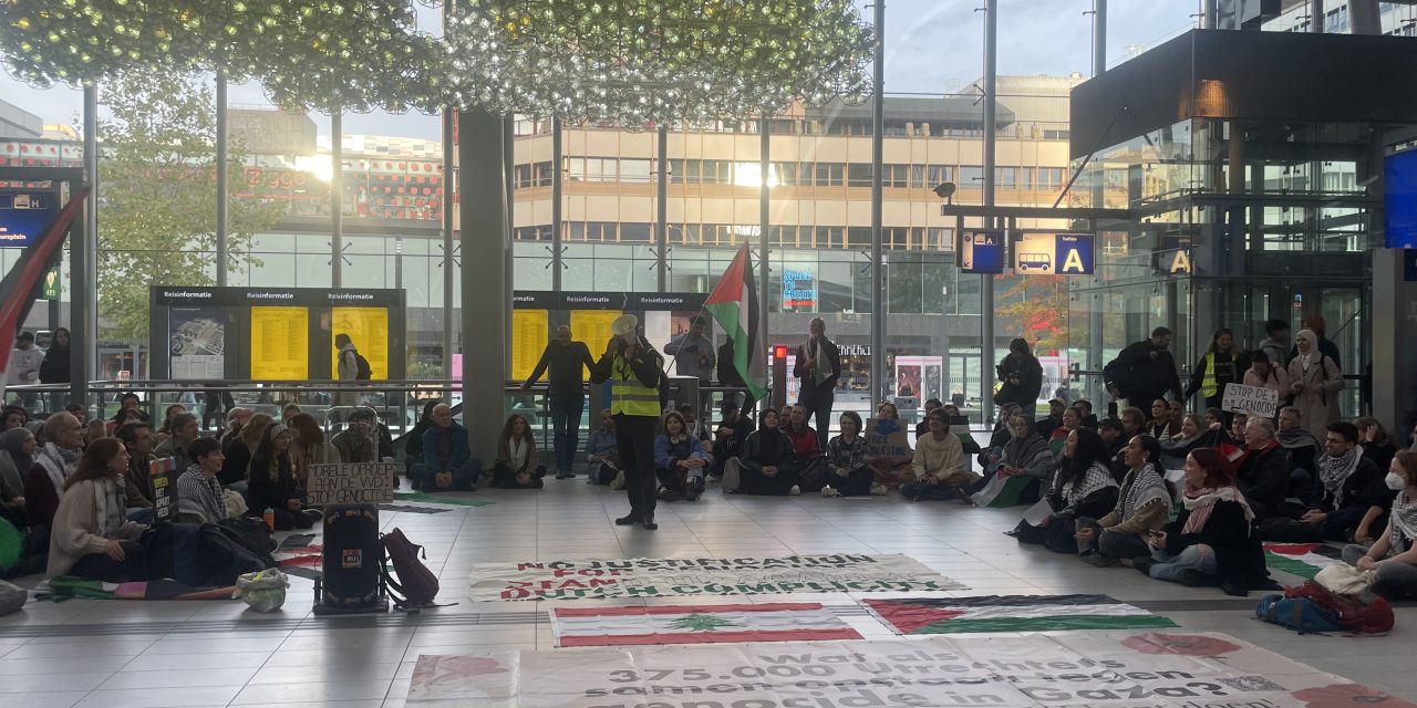 Station Utrecht centraal vol met Demonstranten