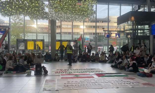 Station Utrecht centraal vol met Demonstranten