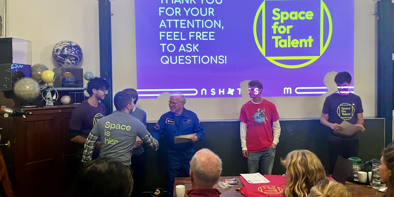 Studenten pitchen wetenschapsproject aan astronaut