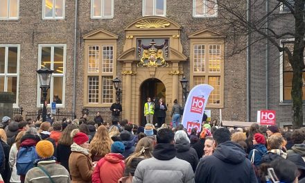 Regering word teruggefloten tegen de bezuinigingen op het onderwijs