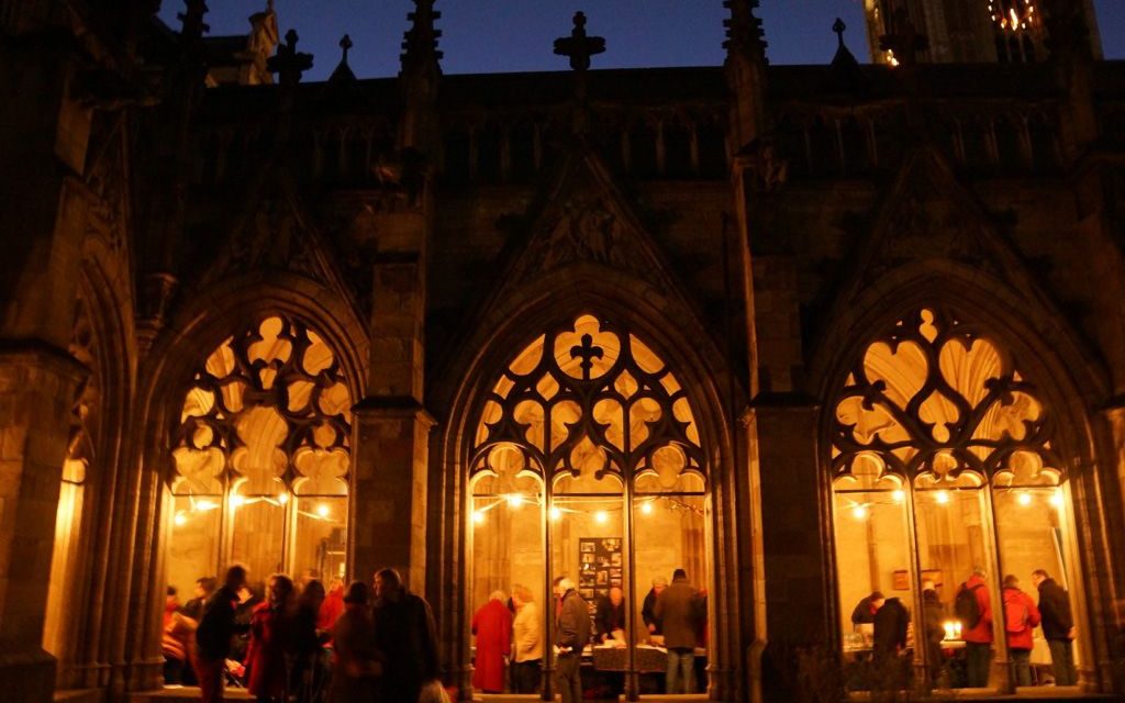 De adventsmarkt in de pandhof wordt oecumenisch ingeluid