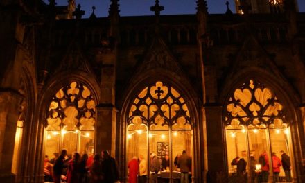 De adventsmarkt in de pandhof wordt oecumenisch ingeluid