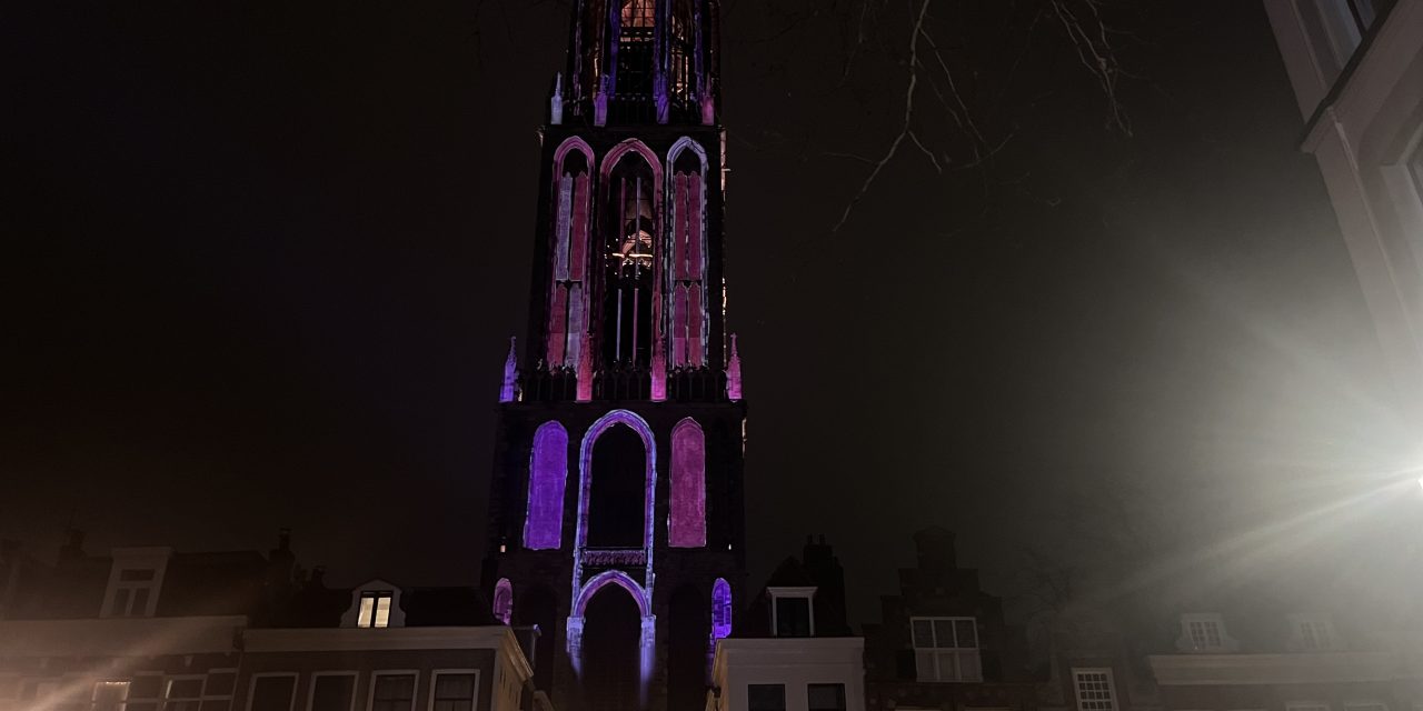 Kleur de Dom: Utrechtse Domtoren te zien in alle kleuren van de regenboog