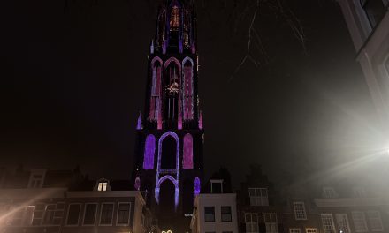 Kleur de Dom: Utrechtse Domtoren te zien in alle kleuren van de regenboog