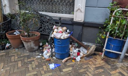 Blue Saturday: vrijwilligers markeren sigaretten op straat om bewustwording te creëren