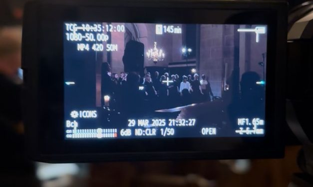 Optreden van koor Studio Voices en dibuut van koren Local Vocal en Twelve tijdens het Mini Festival in de Pieterskerk