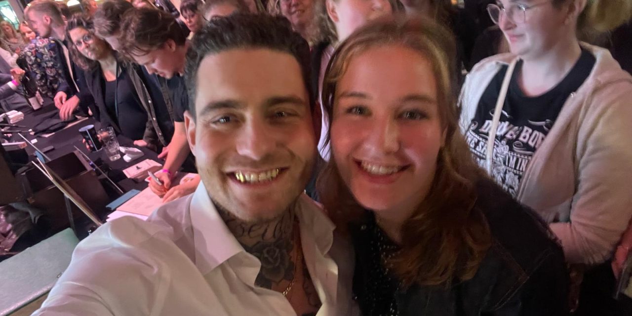 Tourdata nieuwe theatertour Douwe Bob online verschenen zonder officiële aankondiging: Utrechtse fan Karlijn Zoethout kan haar geluk niet op
