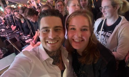 Tourdata nieuwe theatertour Douwe Bob online verschenen zonder officiële aankondiging: Utrechtse fan Karlijn Zoethout kan haar geluk niet op