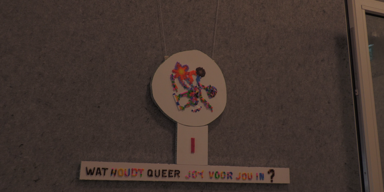 Queer gelukkig met kralen in Bibliotheek Neude