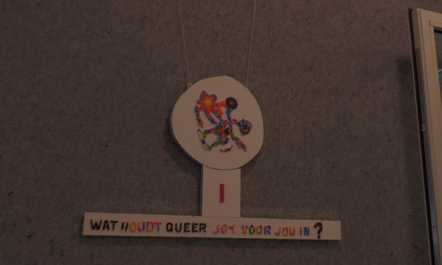 Queer gelukkig met kralen in Bibliotheek Neude