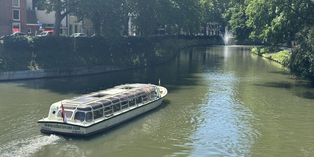 Leerling schipper rondvaartboot mag binnenkort zelfstandig over de Utrechtse grachten