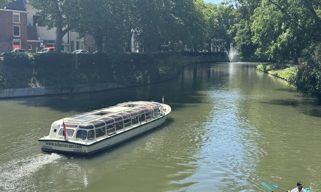 Leerling schipper rondvaartboot mag binnenkort zelfstandig over de Utrechtse grachten