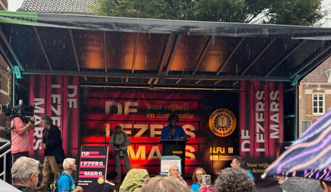Lezersmars door Utrecht Centrum om aandacht te trekken voor vrijheid en democratie