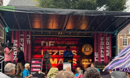 Lezersmars door Utrecht Centrum om aandacht te trekken voor vrijheid en democratie