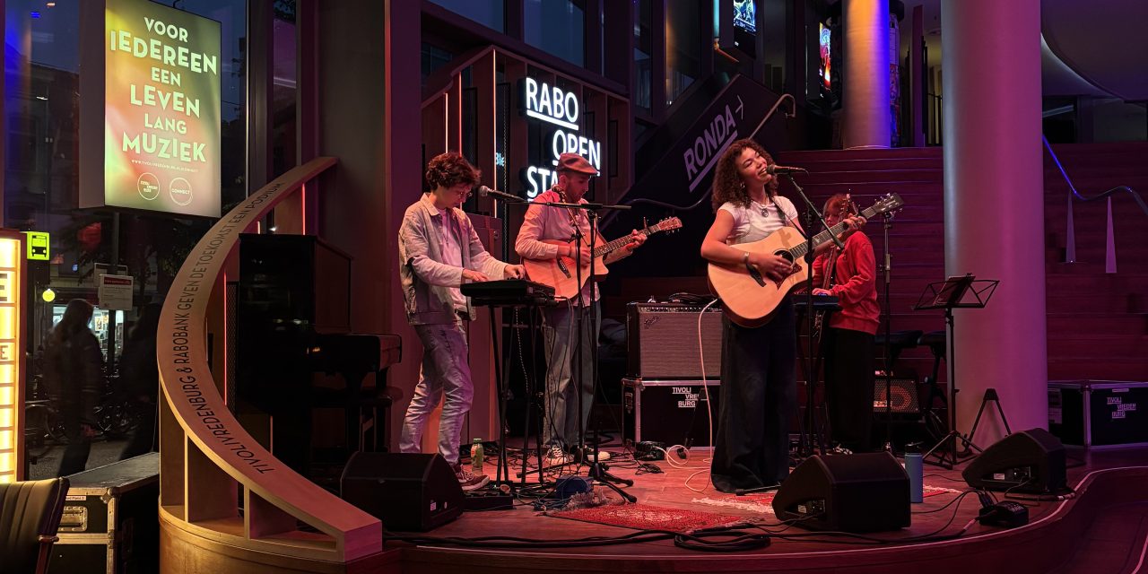 Amélie Esmée treedt op tijdens Rabo Open Stage in TivoliVredenburg