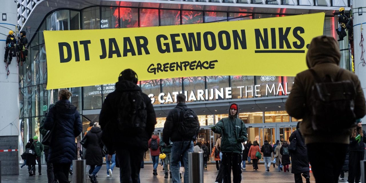 Greenpeace voert protest tegen black Friday