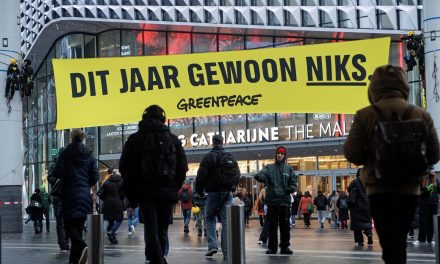 Greenpeace voert protest tegen black Friday