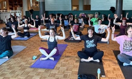 Nieuwe yoga-hype in Utrecht: headbangen op de mat