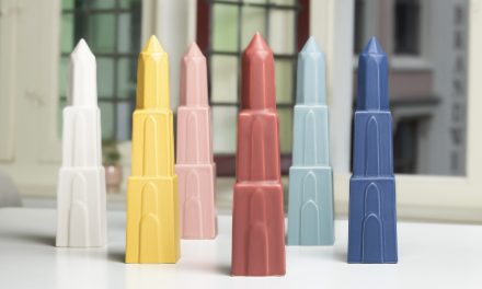 Kunstenaar maakt een urn in de vorm van Domtoren