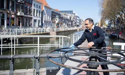 Grote vis op plein De Neude vanwege opening seizoen Visdeurbel