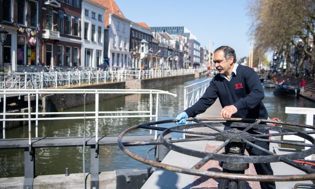 Grote vis op plein De Neude vanwege opening seizoen Visdeurbel