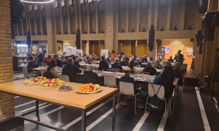 Gezamenlijke iftar brengt culturen samen in bibliotheek Utrecht