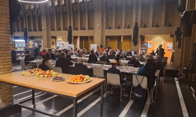 Gezamenlijke iftar brengt culturen samen in bibliotheek Utrecht