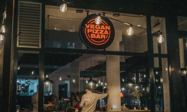 Silent disco in vegan pizza bar laat mensen kennis maken met veganisme