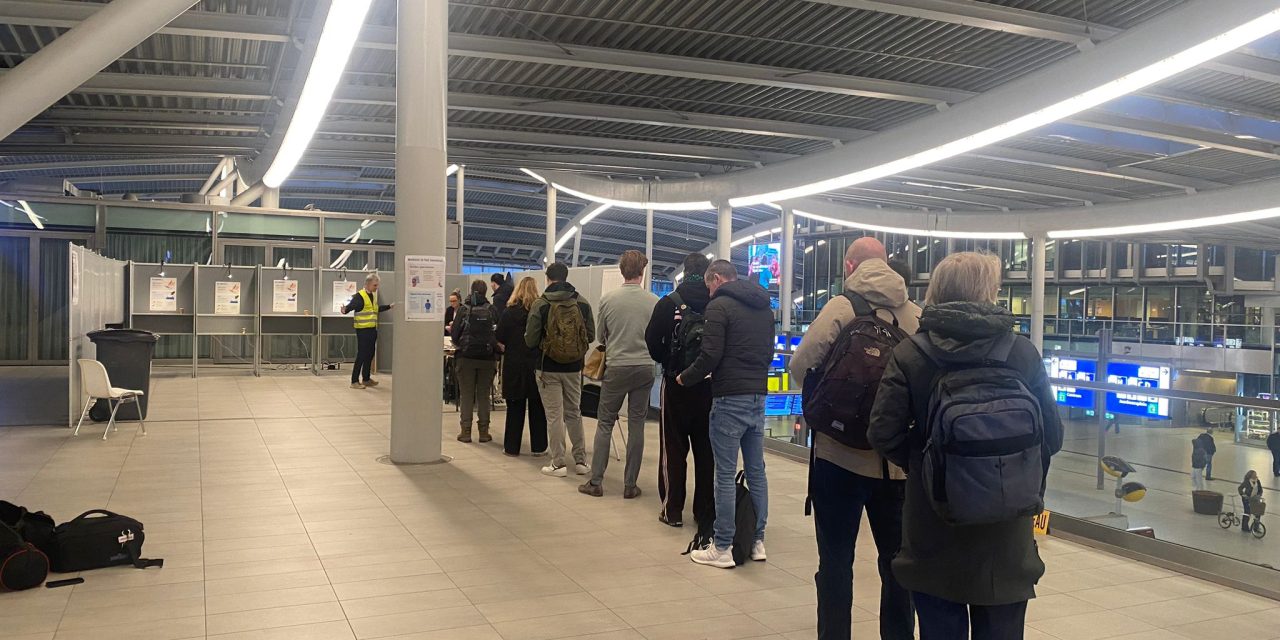 Vroege rij bij stembus Utrecht Centraal: opkomst lijkt hoger dan verwacht