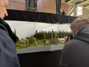 Man fotografeert de modelbaan Nordhalben. Foto: Julia den Dunnen